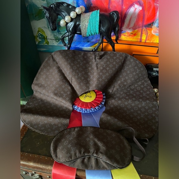 Rare LOUIS VUITTON VIP Gift 2005 Sleep Mask & Inflatable Travel Neck Pillow LV - Picture 3 of 8